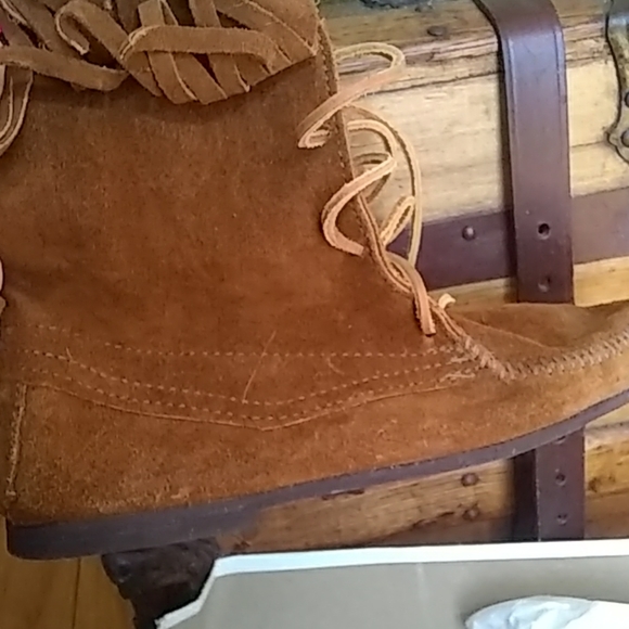 Minnetonka low lace up moccasin boots - Picture 5 of 6